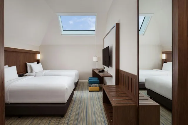 Room, King Bed, Partial View، Courtyard by Marriott Baku 1/8