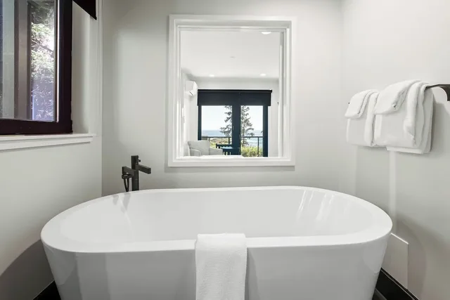 1 Bedroom, Lodge, Suite, King Bed, Ocean View, Sofa, Main Building, Black Rock Ocean Front Resort 2/3