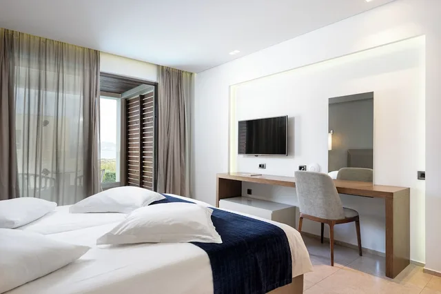 جناح تنفيذي بسريرين منفصلين بغرفة نوم واحدة مع أريكة، Astir Odysseus Kos Resort and Spa 8/10