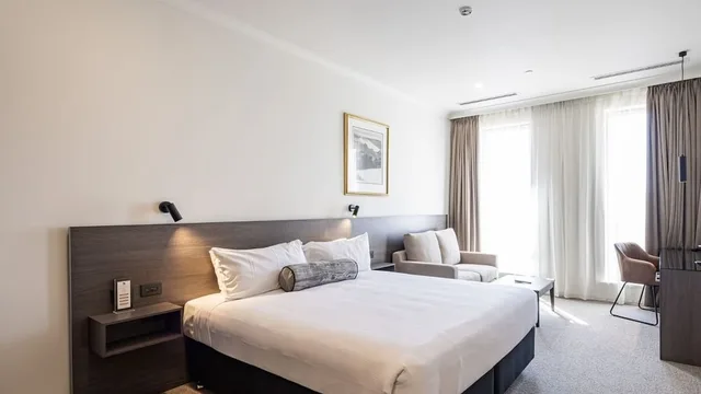 غرفة بريميير بسرير كينج بإطلالة على النهر، Duxton Hotel 3/4