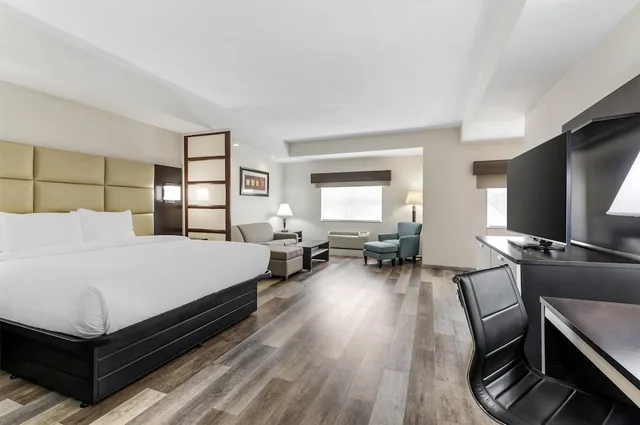 جناح بسرير كينج مع أريكة بمنطقة جلوس، Best Western Plus JFK Inn & Suites 3/5