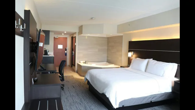 غرفة بسرير كينج بجاكوزي، Holiday Inn Express Hotel And Suites Brampton 1/6