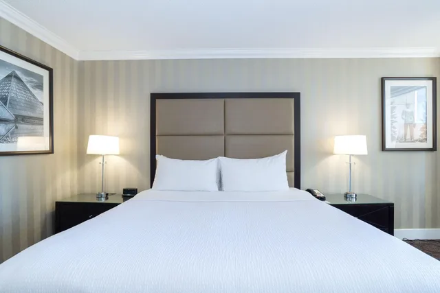 غرفة بريميوم بسرير كينج، Sandman Signature Edmonton Downtown Hotel 3/4