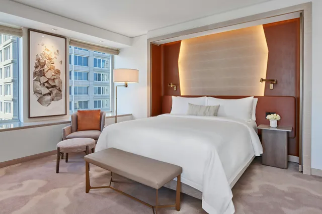 غرفة بسرير كينج، The St Regis San Francisco 1/2