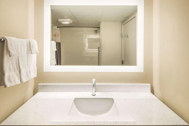 غرفة بسرير كينج بإطلالة على المدينة لذوي الإعاقة، La Quinta Inn And Suites by Wyndham Milledgeville 4/4
