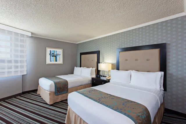 غرفة قياسية بسريرين مزدوجين، Holiday Inn Long Beach Airport 1/5