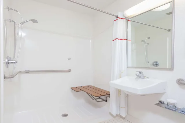 جناح بسرير كوين لذوي الإعاقة، MainStay Suites Cincinnati Blue Ash 2/2