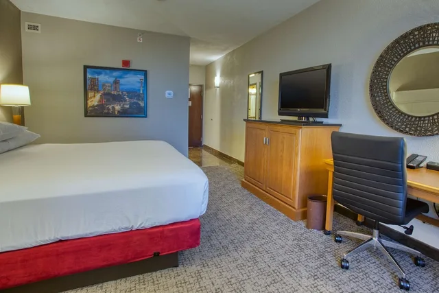 غرفة بسرير كينج لذوي الإعاقة، Drury Inn & Suites Near La Cantera Parkway 6/8