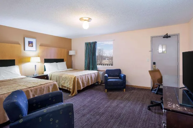 Upgrade, 3 Queen Beds، Rodeway Inn Sergeant Bluff Sioux City 5/7