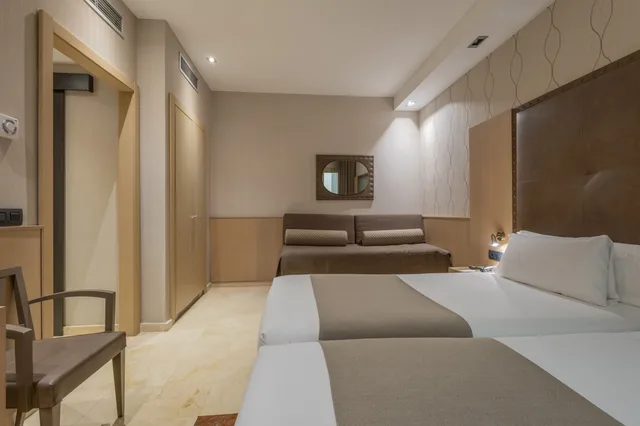غرفة قياسية ثلاثية، Gran Hotel Barcino 10/10