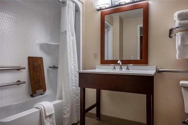 غرفة بسرير كينج لذوي الإعاقة، Comfort Suites State College near Penn State 7/7