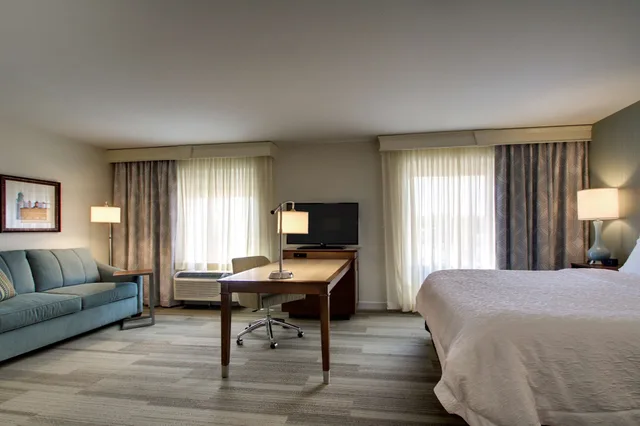 استوديو بسرير كينج بمطبخ صغير، Hampton Inn & Suites Milwaukee West 4/6