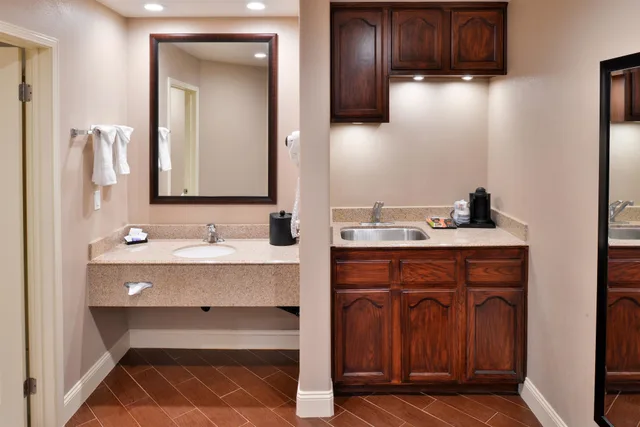 جناح بسرير كينج بحوض جاكوزي، Best Western Oxnard Inn 8/8