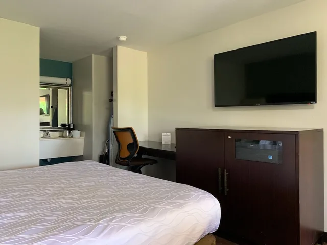 غرفة قياسية بسرير كينج، PepperTree Inn 2/10