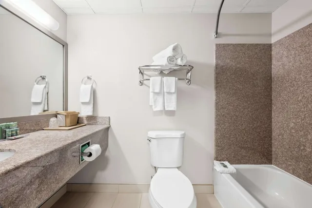 جناح بسرير كينج مع أريكة بمطبخ، Best Western Dartmouth-New Bedford 3/3