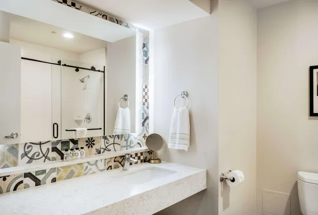 غرفة بسرير كينج، St Charles Coach House, Ascend Hotel Collection 4/4