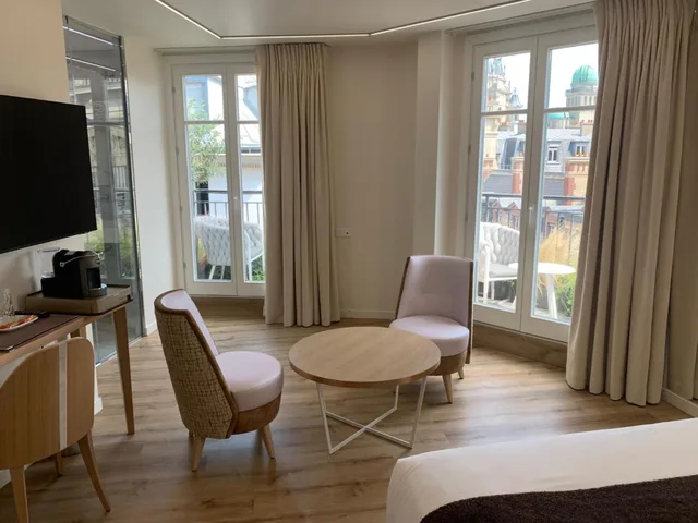 غرفة سيغنتشر بسرير كينج بشرفة، Grand Hotel Saint Michel 7/10