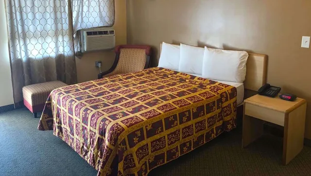 Room, Queen Bed, M Star Hotel Mansfield 5/8