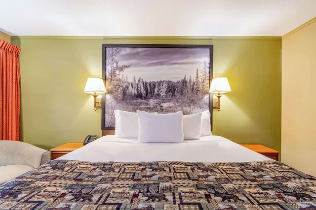 غرفة بسرير كينج بإطلالة على المسبح، Super 8 By Wyndham Lake George/Downtown 4/6