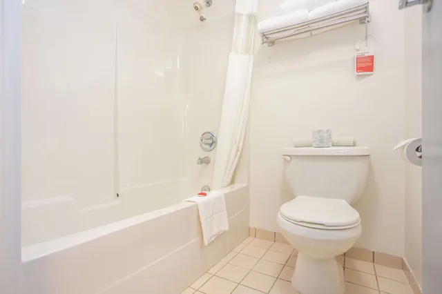 Efficiency, King Bed, Ramada By Wyndham Surrey/Langley 3/3
