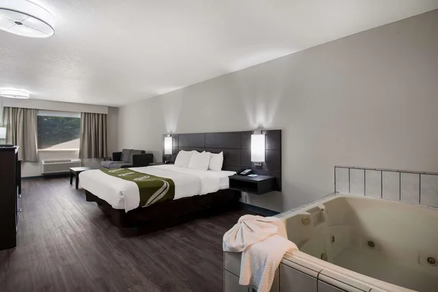 غرفة بسرير كينج، Quality Inn & Suites Wilsonville OR 3/5