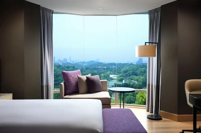 غرفة ديلوكس بسرير كينج بإطلالة على البحيرة، Hilton Kuala Lumpur 7/8