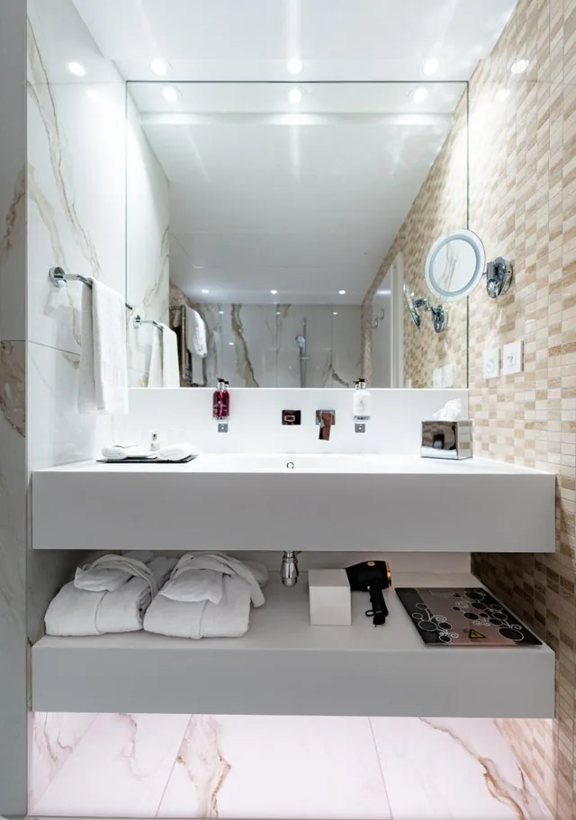 Renovated, Unique, Junior Suite, King Bed، Hotel Bristol Geneva 3/5
