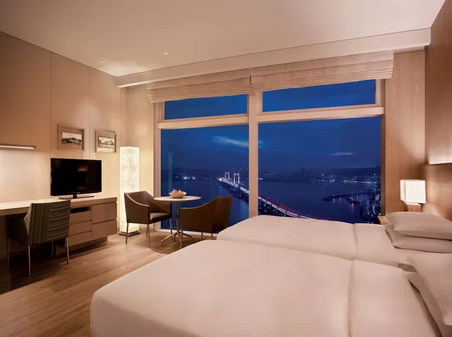 غرفة بسريرين منفصلين بإطلالة على البحر في طابق مرتفع، Park Hyatt Busan 1/1
