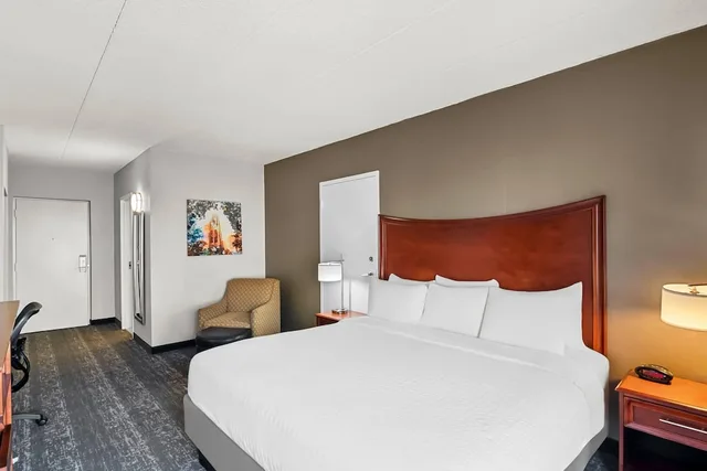 غرفة قياسية بسرير كينج، Clarion Inn North Haven - New Haven North 1/4