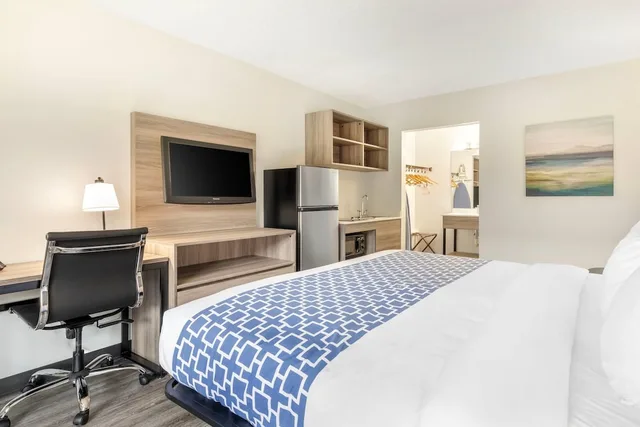 Efficiency, King Bed، Suburban Studios Tysons Corner 2/3