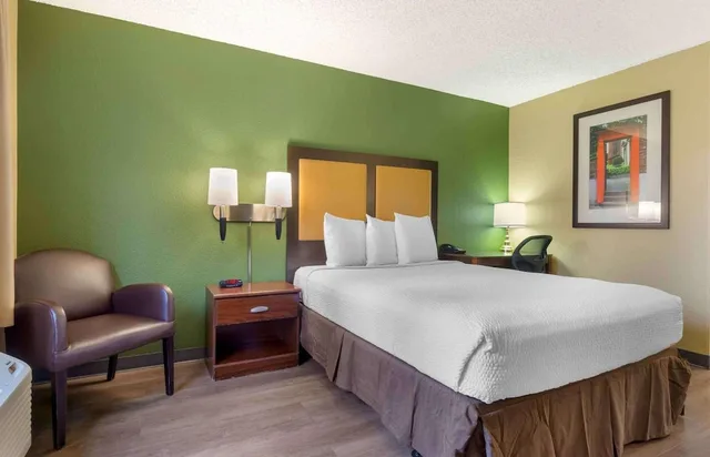غرفة بسرير كوين لغير المدخنين بمطبخ، Studio 6 Suites Seattle Kent WA 4/9