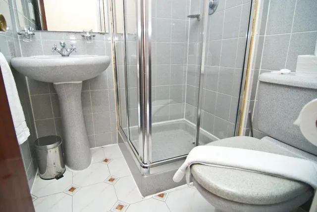غرفة ثلاثية، Alexandra Hotel 2/3
