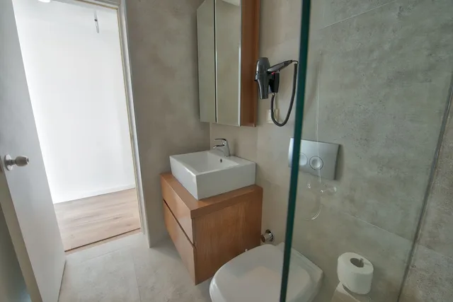 شقة عائلية بسريرين كوين وسريرين منفصلين بإطلالة على البحر بغرفتي نوم مع أريكة، Arkk Homes 5/6