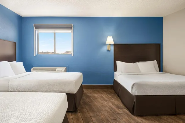 Room, 3 Queen Beds, Queen Bed, No Elevator، Baymont by Wyndham Kingman 1/3