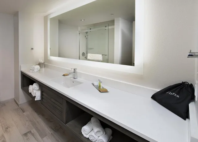 غرفة بسريرين كوين، Island House Hotel Orange Beach a Double Tree by Hilton 4/4