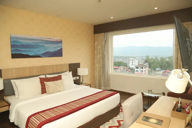غرفة بريميوم بسرير كينج، Vivanta Chitwan Bharatpur 1/4