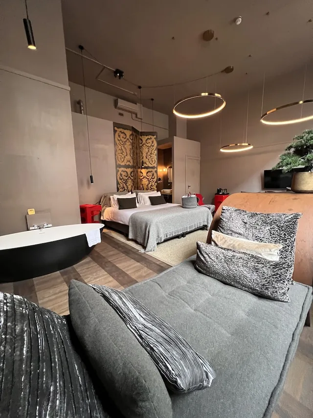 جناح رئاسي بسرير كينج بحوض استحمام في الطابق الأرضي، Boutiquehotel Staats 5/10