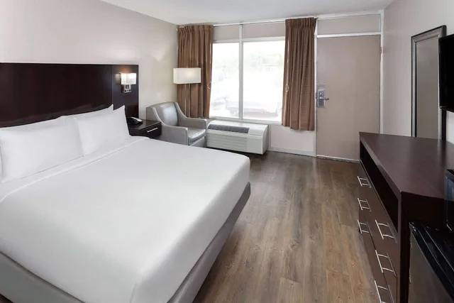 Room, King Bed, Pet Friendly, Days Inn By Wyndham Melbourne 1/5