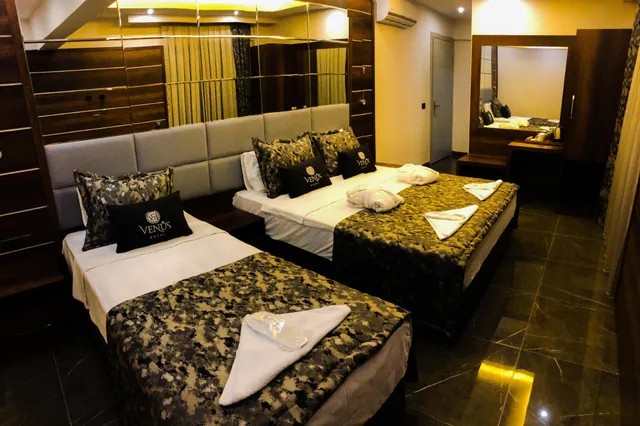 غرفة ثلاثية، Venus Hotel 1/1