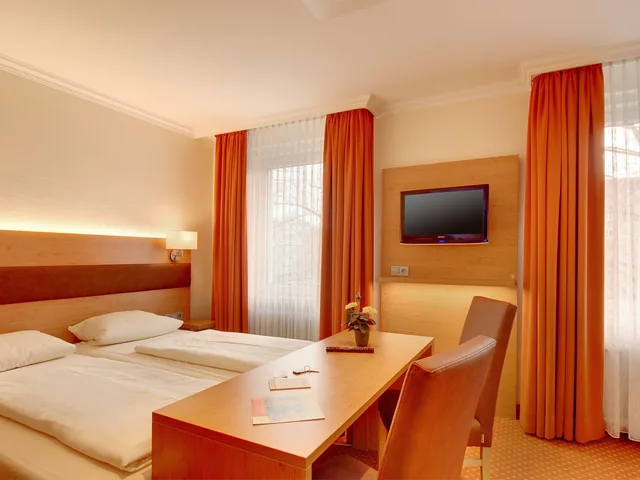 غرفة كومفورت ثلاثية بسرير كينج مع أريكة، Hotel Kriemhild Am Hirschgarten 4/7