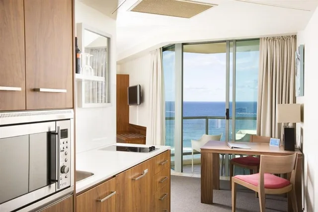 Ocean, Deluxe, Studio, King Bed، Mantra Legends Surfers Paradise 7/10