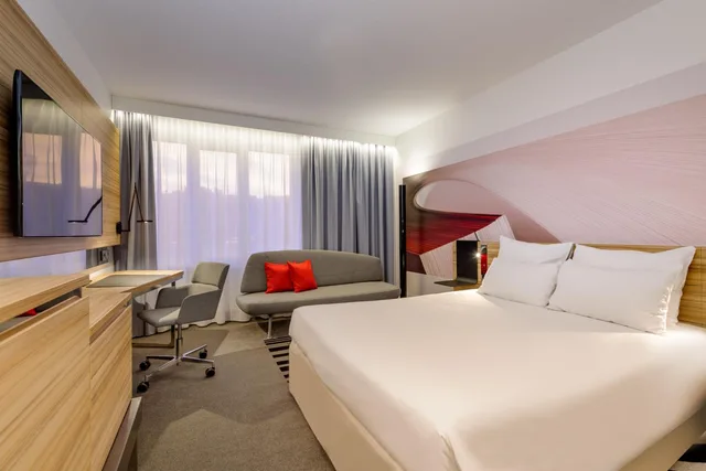 غرفة سوبيريور بسرير كينج وسرير كوين مع أريكة، Novotel Koeln City 3/7