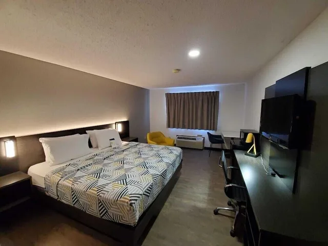Deluxe, King Bed, Motel6 Kewanee, IL 2/10