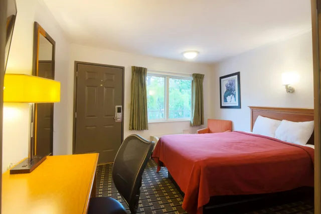 غرفة بسرير كينج، Tennessee Mountain Lodge Riverside by OYO 5/10