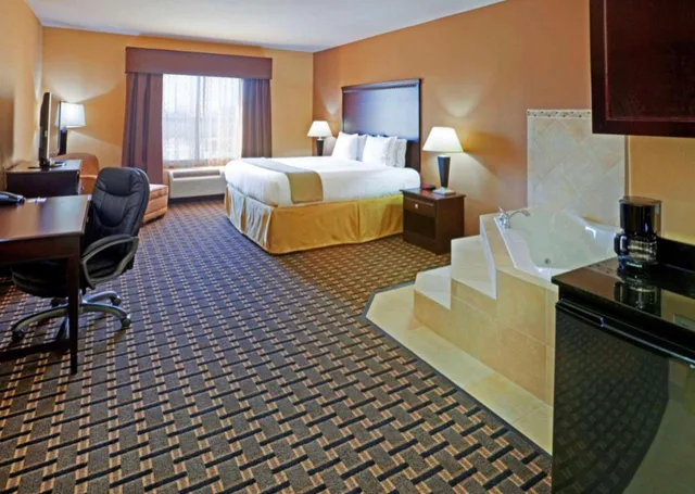 جناح بسرير كينج بجاكوزي لذوي الإعاقة، Comfort Inn & Suites Dallas Medical-Market Center 4/6