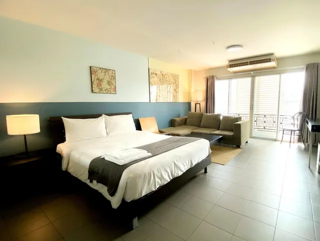 غرفة بسرير كوين بشرفة، Sathorn Terrace Apartment 2/2