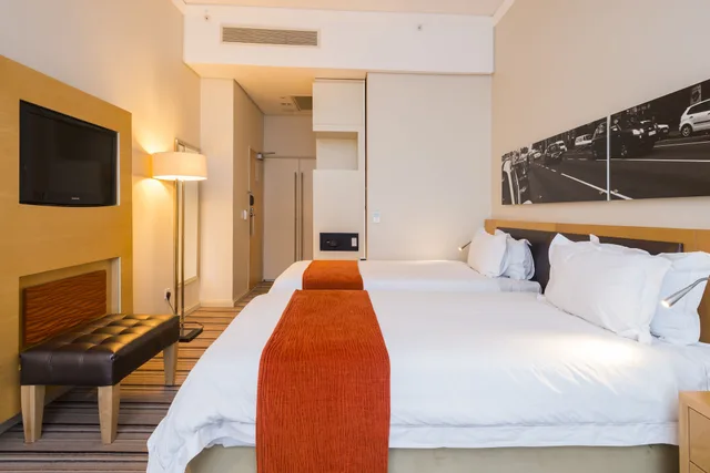 غرفة بسريرين منفصلين بإطلالة على المدينة، Protea Hotel by Marriott Gaborone Masa Square 2/8
