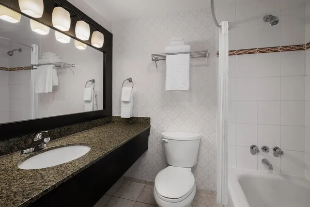جناح بسرير كينج بإطلالة على البحر بشرفة مع أريكة بمنطقة جلوس، Anchor Inn And Suites 2/4