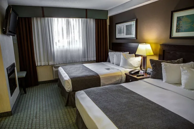 Coast, Premium, 2 Queen Beds, Sofa، Coast Lethbridge Hotel and Conference Centre 1/10