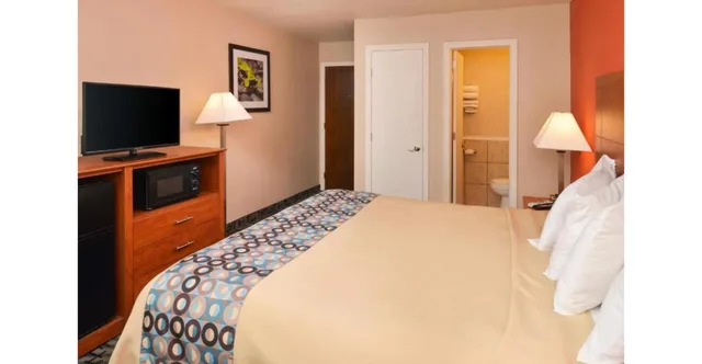1 King Bed - Non-Smoking, Micfridge، Motel6 Putnam, CT 1/3